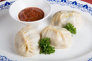 Hinkali bir plaka üzerinde