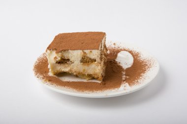 tiramisu pasta beyaz plaka üzerinde