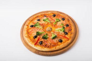 Beyaz arka planda tüm pizza