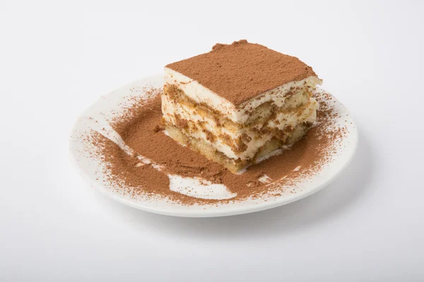 Tiramisu tårta på vit platta — Stockfoto