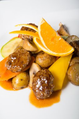 Köfte ile Asya sıcak salata