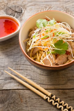 Geleneksel Asya yemek. Kase erişte.