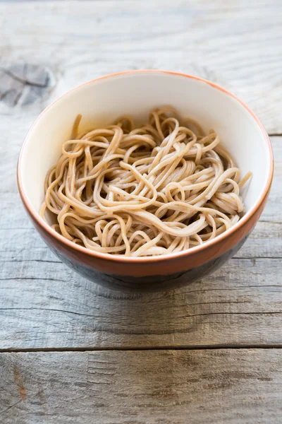 Fideos de trigo sarraceno en un tazón — Foto de Stock