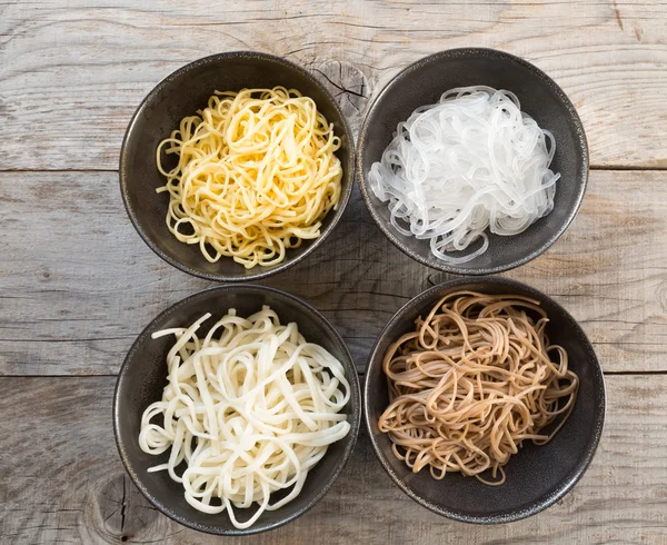 Farklı noodles pişmiş Asya sıralar — Stok fotoğraf