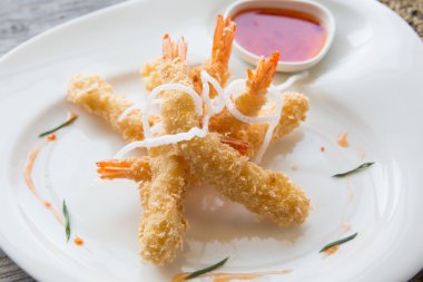 Soslu kızarmış karides.