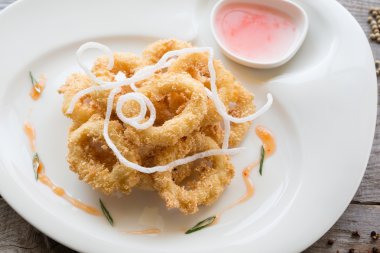 Kızarmış kalamar halkaları