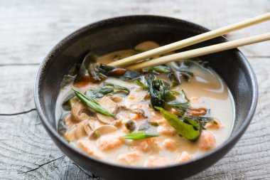 Asya deniz mahsulleri çorbası