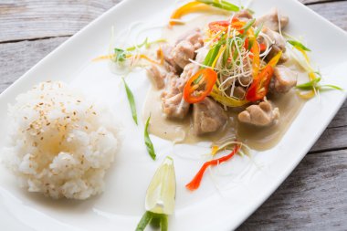 Kızarmış tavuk ve pilav