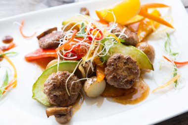 Kızarmış et pirzola Asya tarzı