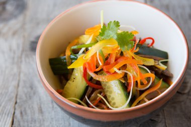 Asya salatalık salatası