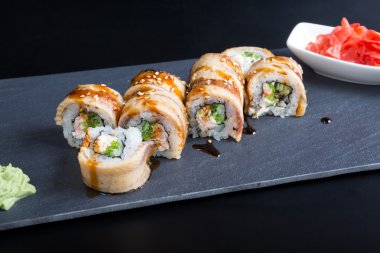 Yılan balığı ile Japon rulo