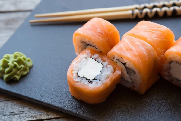 Rolos japoneses com salmão e queijo — Fotografia de Stock