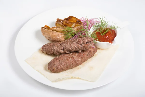 Kebab com guarnição de batata — Fotografia de Stock