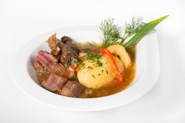 Beyaz tabak içinde sığır eti güveç