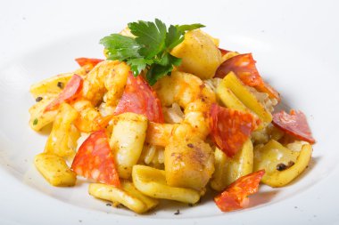 Kızarmış deniz ürünleri salatası