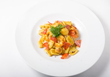 Kızarmış deniz ürünleri salatası