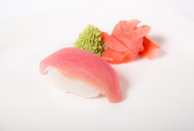 Ton balığı nigiri zencefil ile