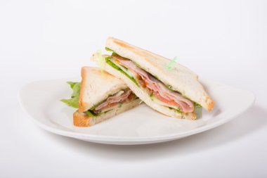 Beyaz bir plaka üzerinde taze sandviç