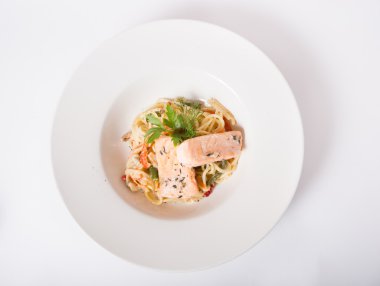 Beyaz tabakta somon makarna