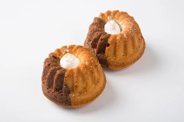 Świeże ciasteczka na białym talerzu — Zdjęcie stockowe