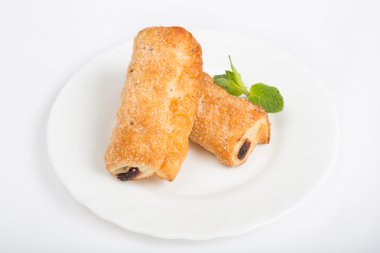 Beyaz bir plaka üzerinde pişmiş sopa