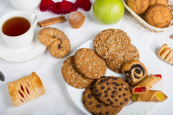 Különböző típusú cookie-kat és a tea pékség — Stock Fotó