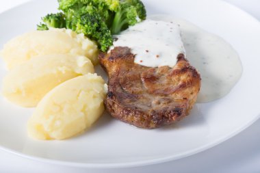 Patates garnitür ile sığır eti biftek