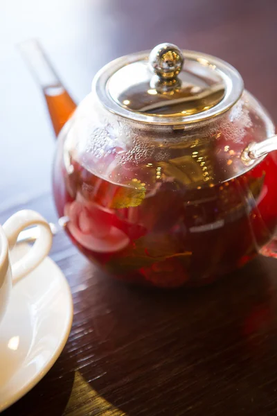 Berry tea in transparent glass teapot — Stock Photo, Image