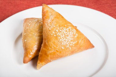 Samosa beyaz plaka üzerinde
