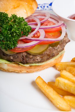 Patates kızartmalı hamburger.