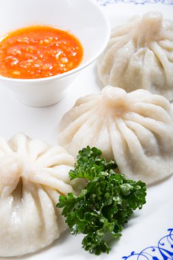 Momos ile domates sosu