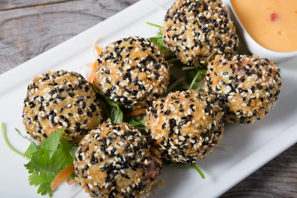 Yengeç tempura ve susam içinde topları