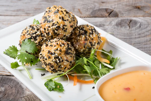 Yengeç tempura ve susam içinde topları