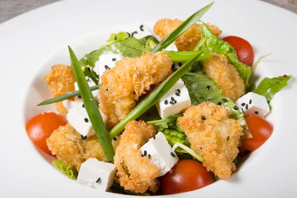 Salada de frango com queijo — Fotografia de Stock