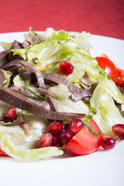 Fleischsalat mit Salat und Granatapfel — Stockfoto