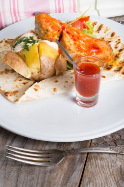 Kırmızı biber soslu biftek