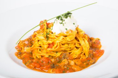 Sarı tagliatelle makarna.