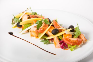 sebze salatası somon ile