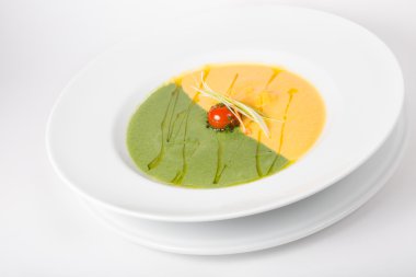 Beyaz tabakta krema çorbası