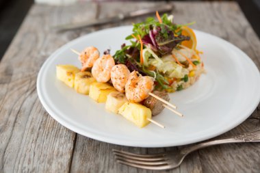 Kızarmış karides şiş