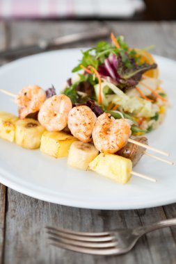 Kızarmış karides şiş