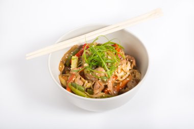 Yemek çubukları ile sığır eti 