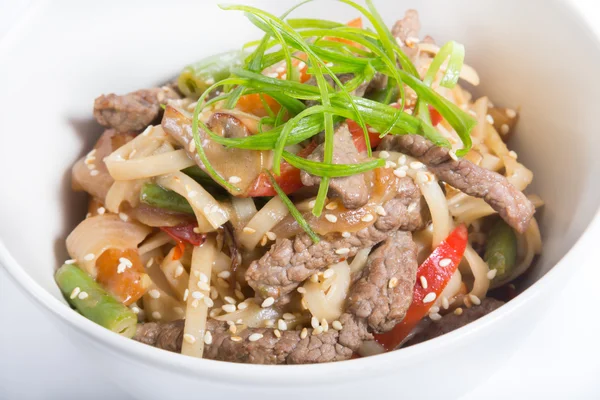 Fideos wok de carne —  Fotos de Stock