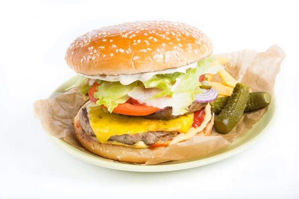 Гамбургер с огурцами — стоковое фото