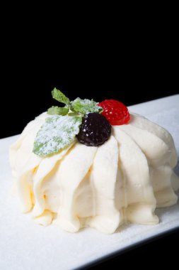 Pavlova tatlı beyaz bir plaka üzerinde