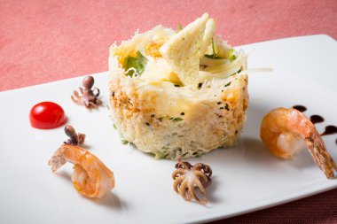 Deniz ürünleri salatası croutons