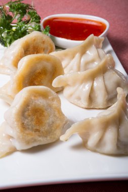 Soslu kızarmış hamur köftesi