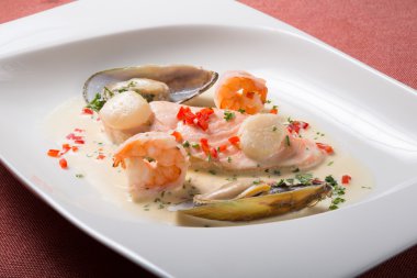 Karidesli deniz ürünleri kremalı çorba.