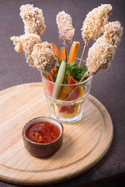 Nuggets de frango em uns paus — Fotografia de Stock