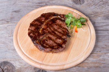 Ahşap oyun tahtası hazır sığır eti biftek